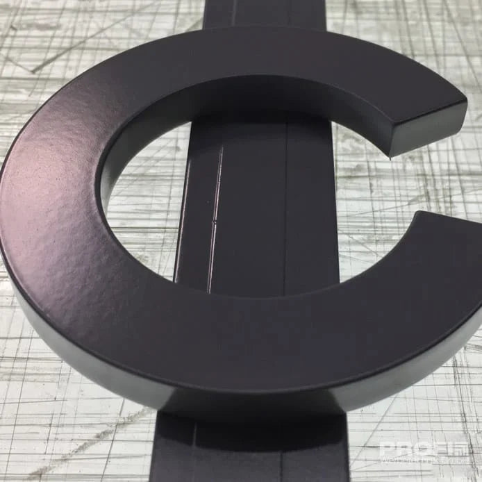 3D Buchstabe C schwarz lackiert 3D Buchstabe C schwarz lackiert