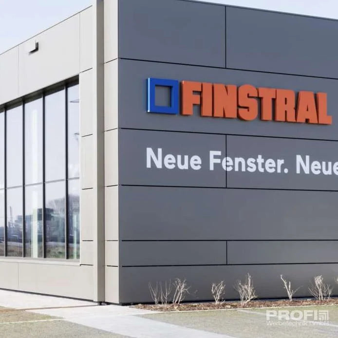 3D Leuchtbuchstaben-Anlage an Firmenfassade