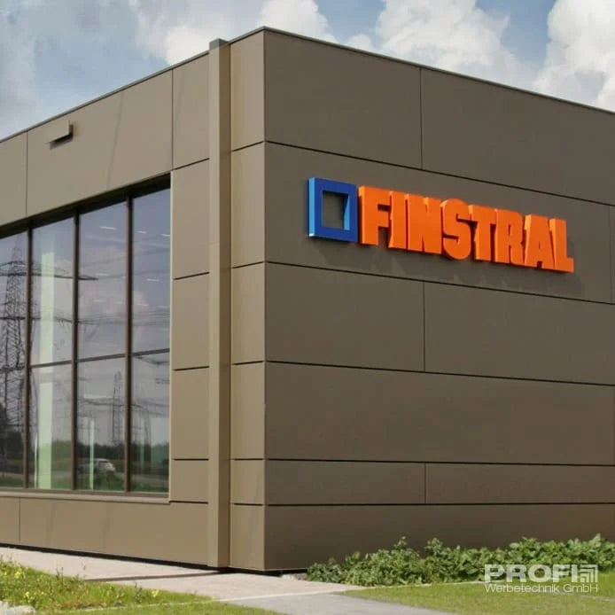 LED Leuchtbuchstaben-Anlage an Firmenfassade im Aussenbereich